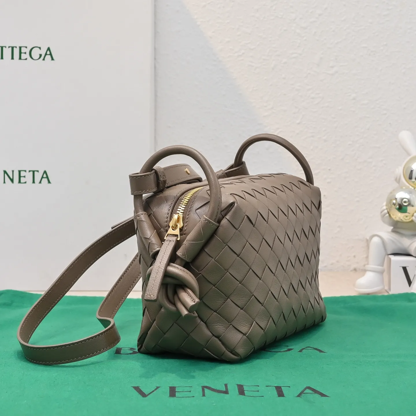Batch 1360 BOTTEGA VENETA new loop is here! ! Many girls who like BV have owned the Loop bag. It has a simple appearance, classic weaving, and a compact and lightweight bag shape. This innovation continues the "camera bag" shape. Unlike the traditional Loop bag, which can only be worn as a crossbody bag, this innovation It can be carried by hand or cross-body, satisfying both the concave shape and daily needs. The oversized buckle can be folded and used as a handle. The sultry heat in summer ☀️ usually reduces people's desires. Having a lightweight bag will greatly enhance the happiness of traveling🫧 Style number: 6615 Size: 19*12*9cm